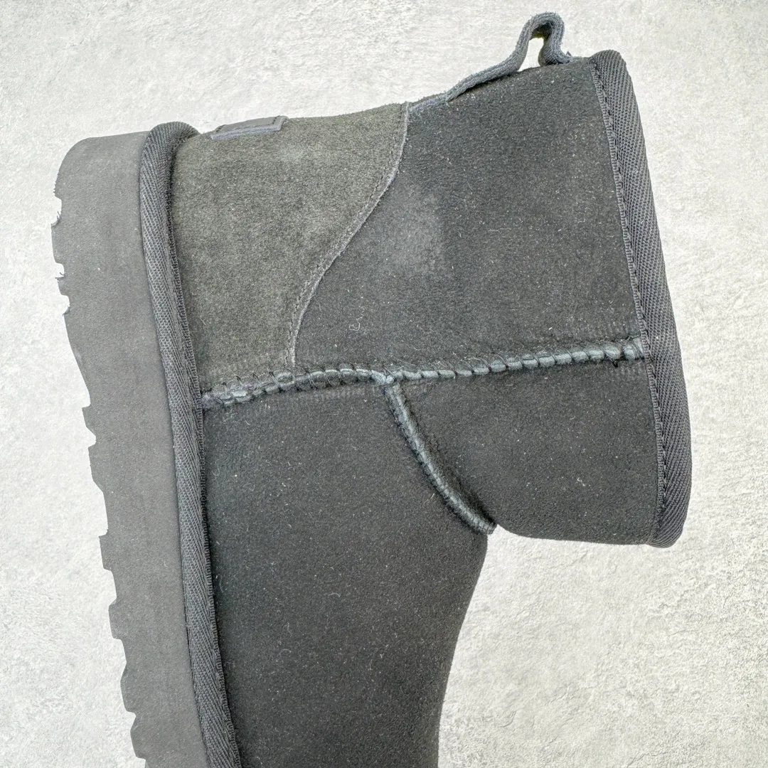 Pick up locally💰520 UGG 6222 Classic short-cut autumn and winter sheepskin and fur integrated snow boots. All shoes are made from the same factory as ZP. Longfeng A-grade Australian imported sheepskin and fur integrated men's and women's boots. Brand OEM production line. Fully follow the ZP process. OEM original pattern maker. Adhering to the principle of no original shoes and no development selection. Pay attention to every detail. The most authentic version on the market. TREADLITE "Light Wing" technology outsole. Lightweight/durable/flexible/pile size: 35 36 37 38 39 40 41 42 43 44 45 Coding: by2936070